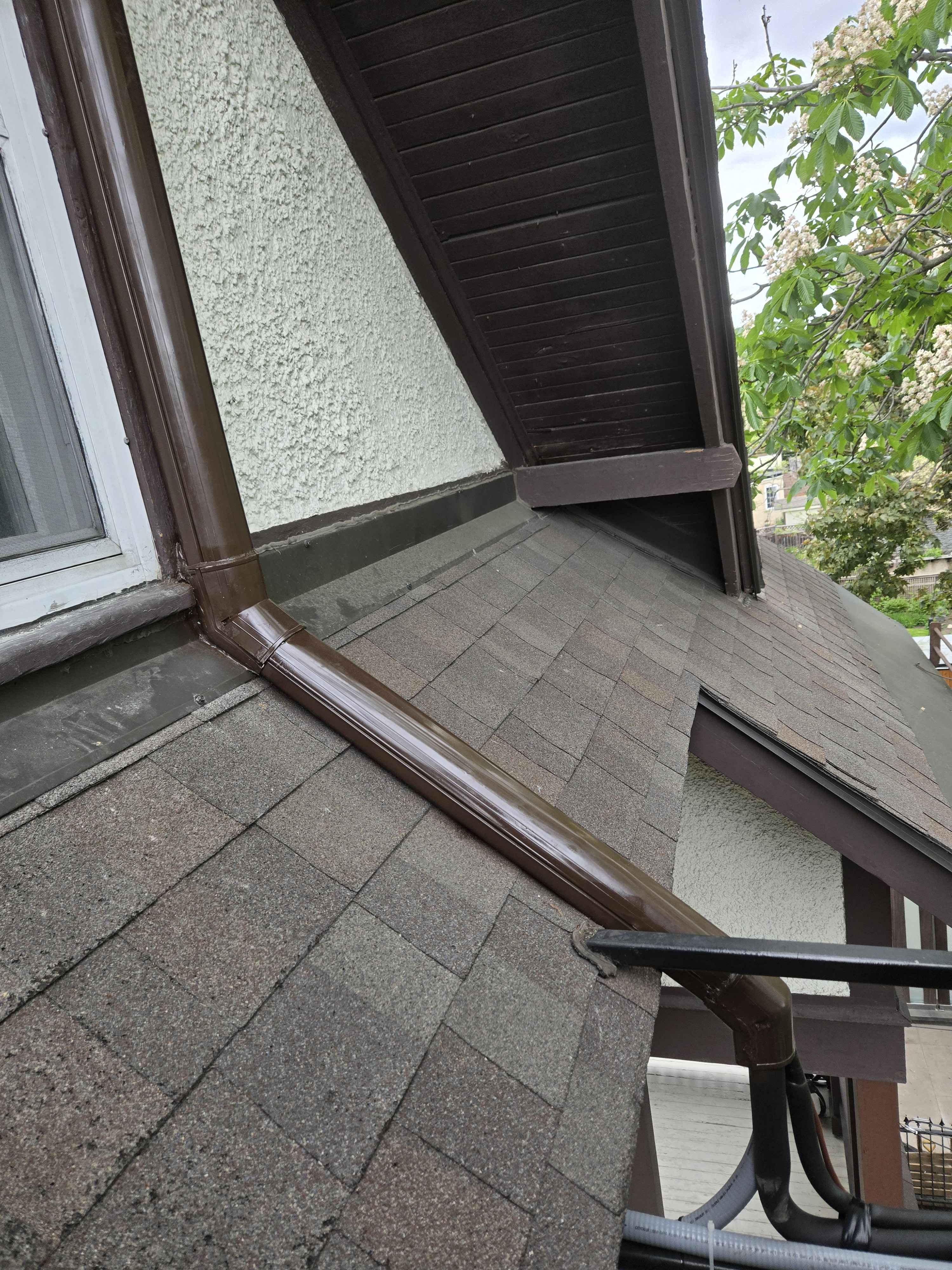 Slim duct routing detail